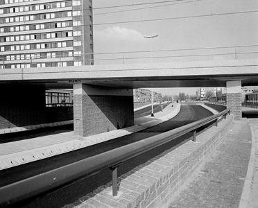 854971 Gezicht op de Venuslaan te Utrecht, met het viaduct in de Oosterspoorweg en links de studentenflat aan de Ina ...